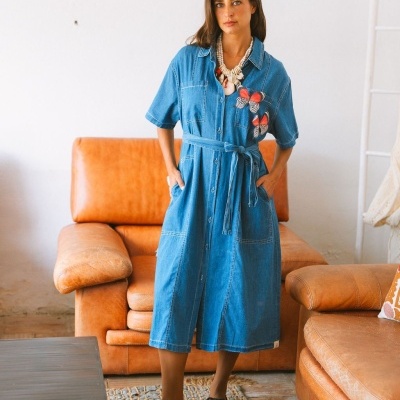 Vestido comprido de ganga azul com bordados coloridos e cinto ao meio