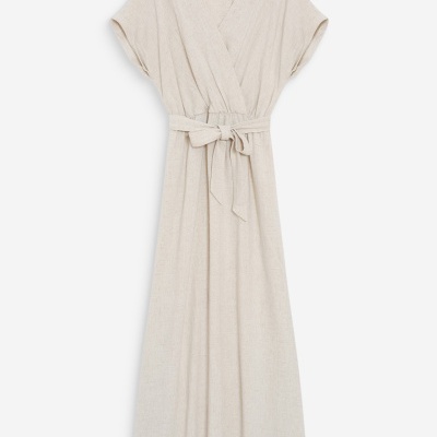 Vestido longo bege claro com cinto amarrado