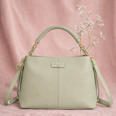 Mala verde-água de pele sintética com alça curvada e detalhes dourados