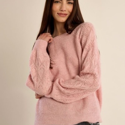 Camisola rosa de malha com padrão tricotado nas mangas