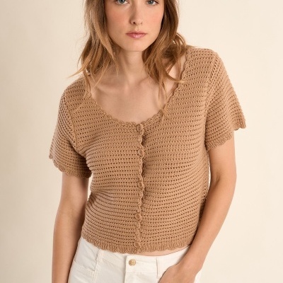 Camisola bege em crochet com botões e calças brancas