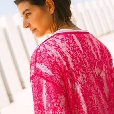Blusa de renda cor-de-rosa vibrante com padrão floral detalhado