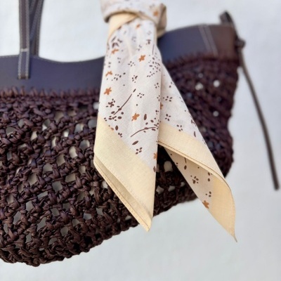 Mala castanha entrelaçada com lenço floral bege
