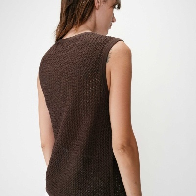 Camisola de malha castanha sem mangas com padrão trançado vista de costas.
