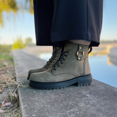 Bota feminina castanha em camurça com atacadores e sola preta ao ar livre