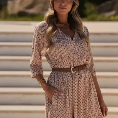 Vestido comprido com padrão geométrico e cinto castanho