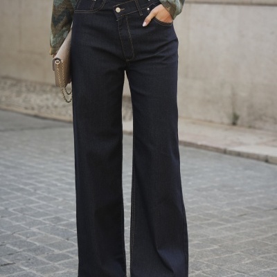 Calças de ganga azul escuro de corte largo com blusa de manga longa padrão zig-zag e sapatos bege