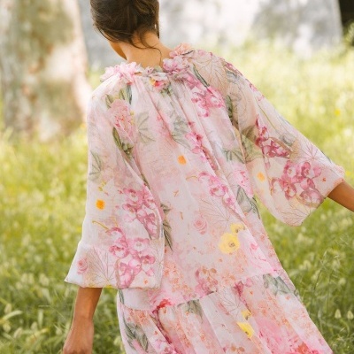 Vestido floral rosa transparente de senhora em ambiente natural