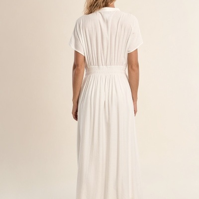 Vestido longo branco com cintura elástica e mangas curtas visto de costas