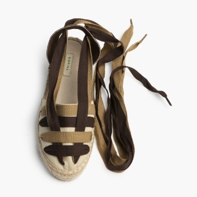 Espadrilha castanha e beige com atacadores largos sobre fundo branco