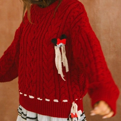 Camisola vermelha de malha grossa com aplicação Minnie Mouse e saia com riscas pretas e bege