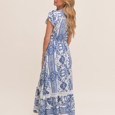 Vestido comprido branco com padrão azul floral e renda branca visto de costas