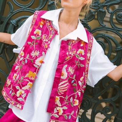Colete bordado feminino fúcsia com padrão floral