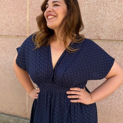 Vestido azul escuro com pontos brancos em mulher