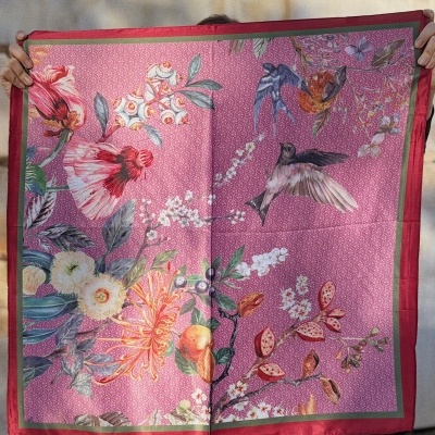 Lenço floral e aves em fundo rosa com borda vermelha e verde