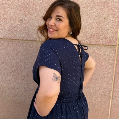 Vestido azul escuro com pontos brancos e abertura nas costas com laço