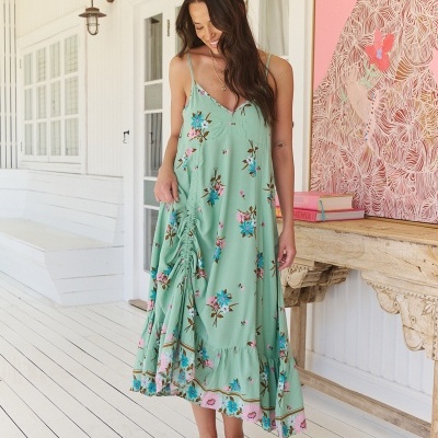 Vestido verde claro com flores usadas por mulher em ambiente interior