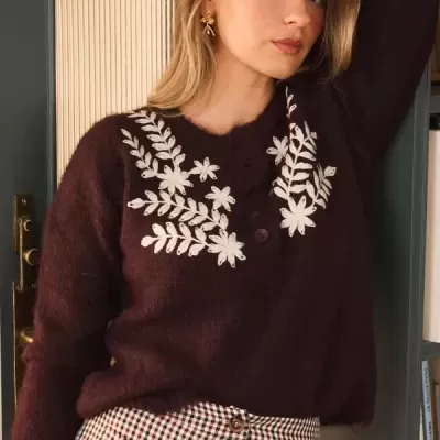 Casaco castanho escuro com bordados brancos de flores e folhas, roupa de inverno feminina.
