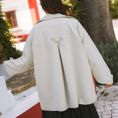 Casaco bege claro oversized com laço e pérola nas costas