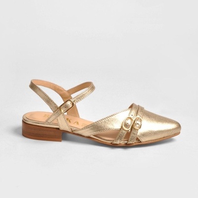 Sapato aberto dourado com salto baixo e fivelas