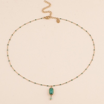 colar dourado com contas verdes e pendente retangular verde