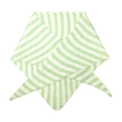 Cachecol felpudo com riscas verde claro e branco, formato triangular