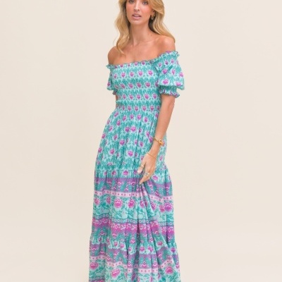 Vestido comprido floral em tons verde-água, rosa e lilás ombro a ombro com mangas franzidas