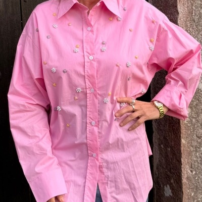 Camisa rosa bordada com botões brancos