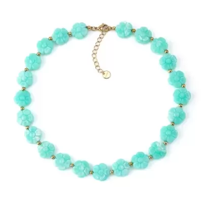 Colar com contas em forma de flores verdes turquesa e esferas douradas