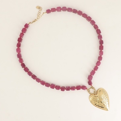 Colar com contas rosa escuro e pendente de coração dourado com decoração