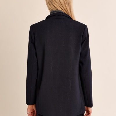 Blazer feminino preto visto de costas