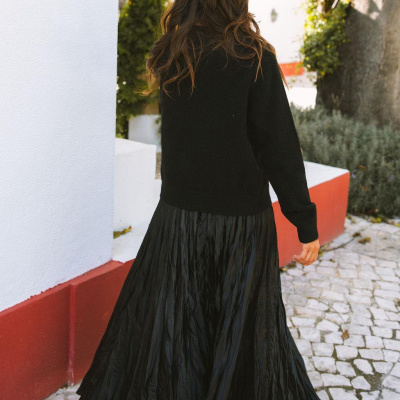 Camisola preta de malha e saia longa preta com textura vincada vista de costas