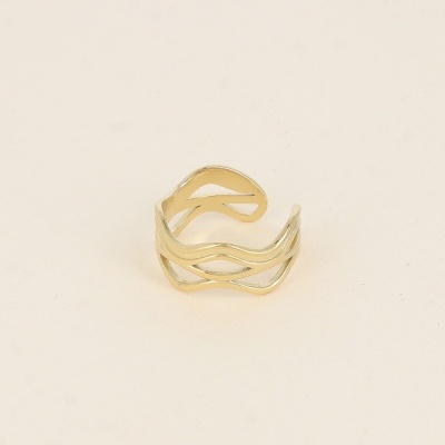 Anel dourado com linhas onduladas duplas