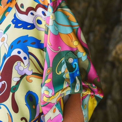 Manga de camisa colorida com padrão floral e abstrato e botão branco