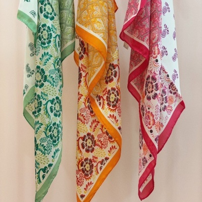 Três lenços florais coloridos pendurados