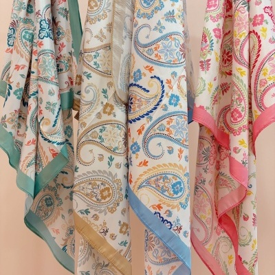 Lenços com padrão paisley colorido pendurados