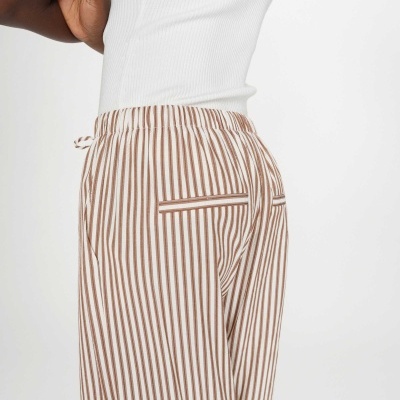 Calças às riscas castanhas e brancas e elástico na cintura