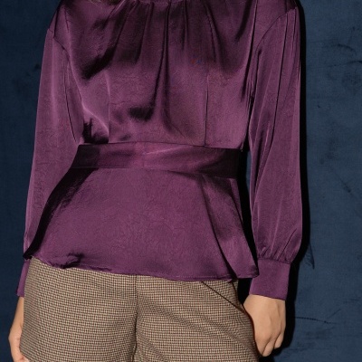 Blusa roxa acetinada com gola franzida e calções curtos padrão pied-de-poule