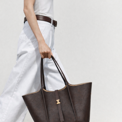 Bolsa tote de pele marrom escuro com alças longas e detalhe metálico dourado