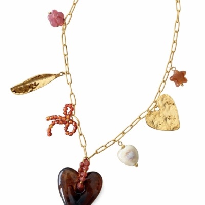 Colar dourado com elos e vários pendentes coloridos em forma de coração, estrela, flor, concha e ornamento vermelho