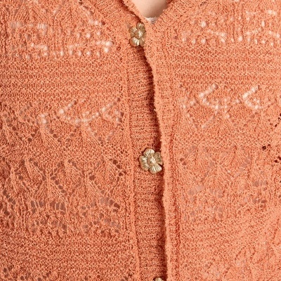 Casaco ou colete de malha laranja com botões dourados em forma de flor