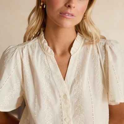 Blusa branca feminina bordada com botões e gola com babado