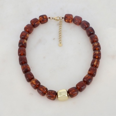 Colar de contas castanho-âmbar com peça dourada central e fecho ajustável dourado
