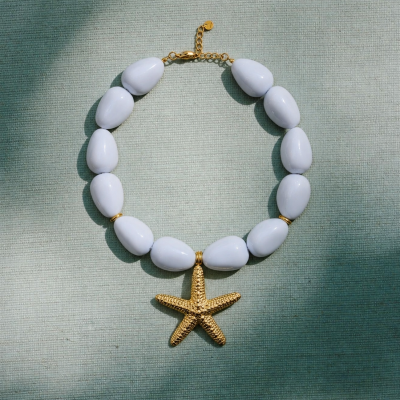 Colar com contas brancas e pendente dourado estrela-do-mar