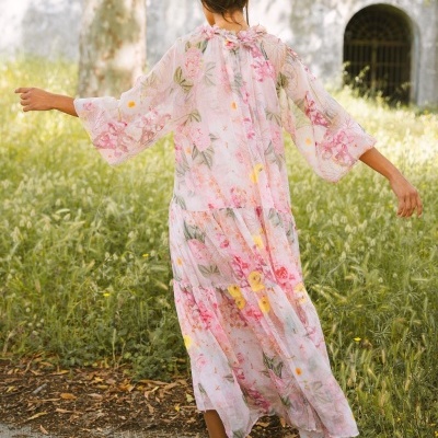 Vestido comprido feminino floral transparente rosa e amarelo com mangas largas