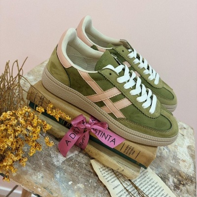 Ténis verde-oliva com detalhes rosa claro e atacadores brancos