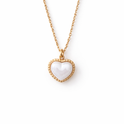 Colar dourado com pendente em forma de coração branco