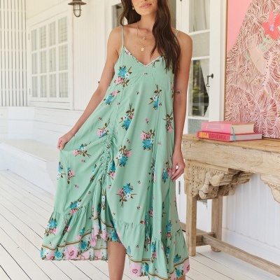 Vestido longo verde água com flores coloridas e sandálias castanhas