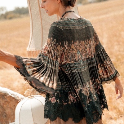 Blusa feminina com padrão floral e renda preta nas mangas e barra