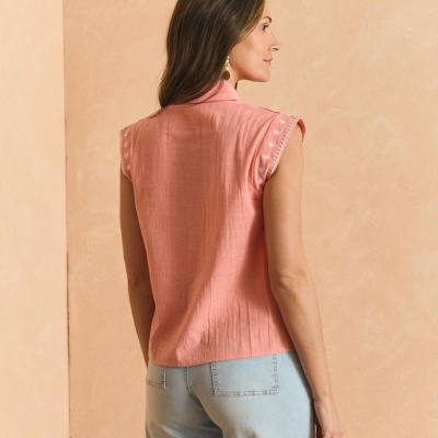 Camisa rosa claro sem mangas com bordado branco nas ombreiras vista de costas